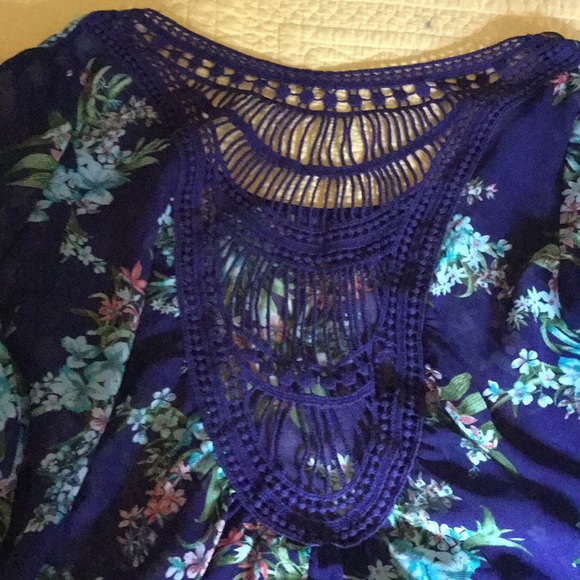 Two classy blouses - Picture 4 of 4